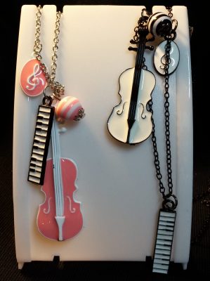 Colgante instrumentos musicales (blanco y rosa)