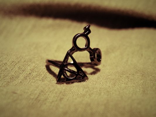 Anillo Harry Potter Reliquias negro