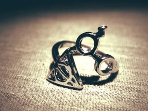 Anillo Reliquias Harry Potter (plateado)